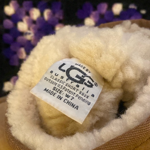 UGG tan classic leather/sheepskin short boots 7W. - Picture 5 of 6